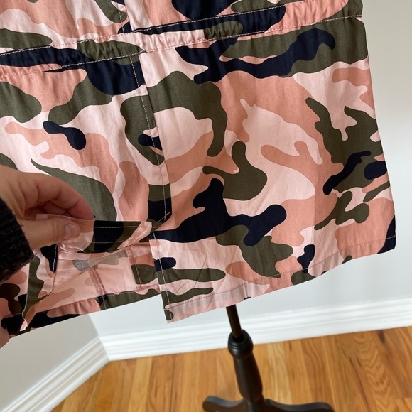 Forme' Mode' Pink Camo Utility Vest NWT in a size medium - Picture 9 of 12